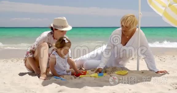 在沙滩上享受乐趣的小家庭视频