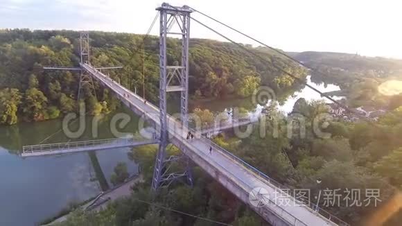 横渡河的行人天桥的鸟瞰图视频