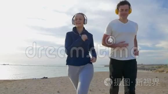 在海滩上慢跑视频