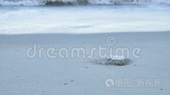 泰国恰姆沙滩上的波浪和石头