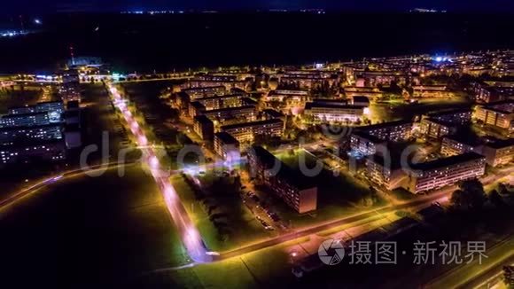 夜间城市交通在街道上的超时时间。 空中观景。