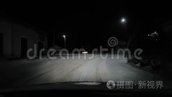 在雪地里开车