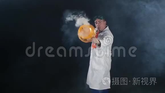 穿制服和防护眼镜的男化验员视频