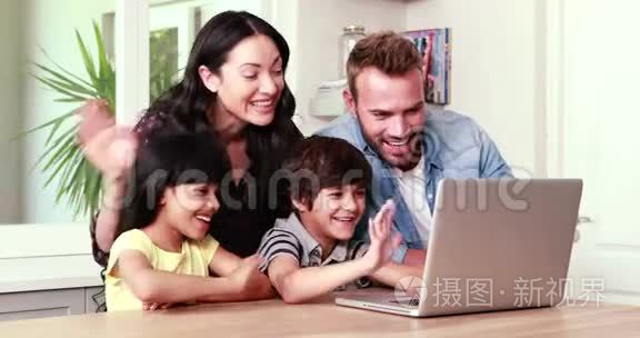 一家人在笔记本电脑上聊天视频