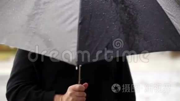 无脸人在雨中拿着伞视频