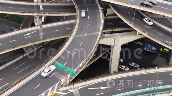 从繁忙的高架道路交叉口和天际线上观看，上海