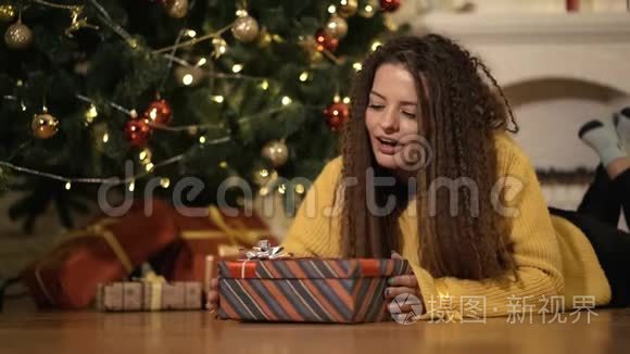 女人在圣诞树下打开新年礼物视频