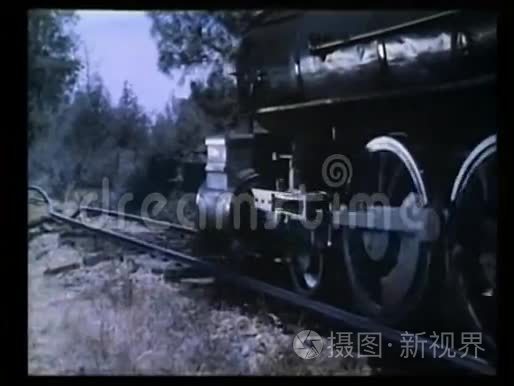 机车车轮沿着铁路轨道行驶视频