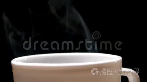 完美的白色咖啡杯隔离黑色视频