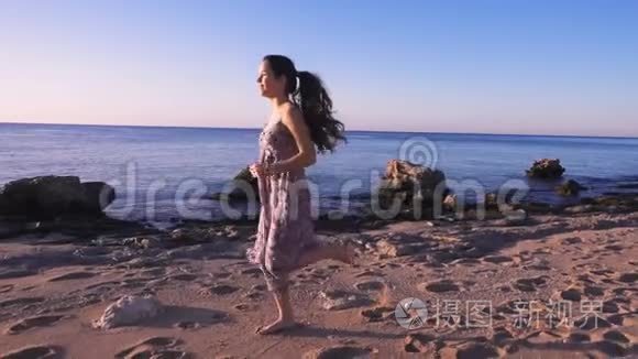 早上赤脚在海滩上奔跑的女孩视频