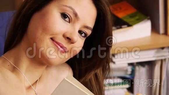 女孩微笑图书馆的书视频
