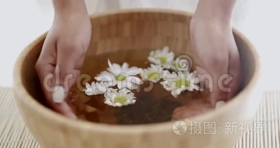 女性双手拿着香水碗视频