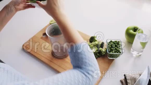 女人在家做蔬菜固体婴儿食品视频