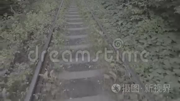 在靠近地面的铁路上空飞行视频