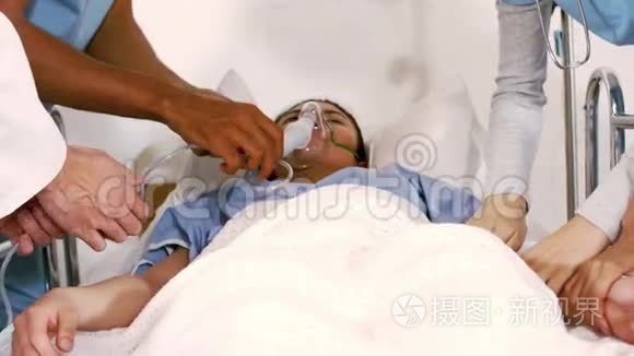 接受医疗小组氧气面罩的病人视频
