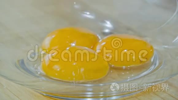 玻璃碗中的蛋黄与手搅拌器混合视频