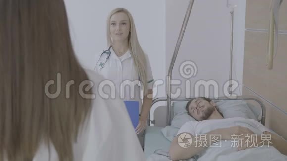 照顾男性病人的医院护士视频