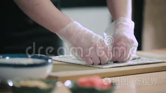 寿司主厨准备寿司卷饭视频
