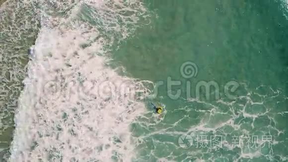 乘坐绿色海浪冲浪者的鸟瞰图视频