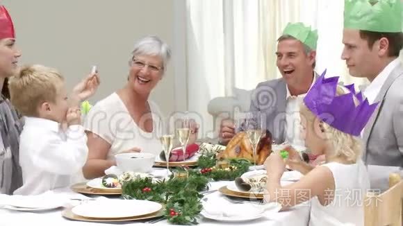 一家人坐在家里吃大餐