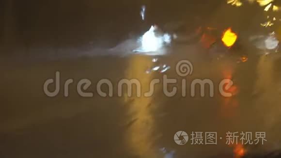 大雨时挡风玻璃上的水流视频