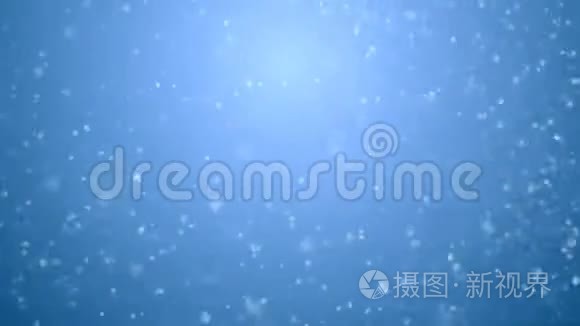 暴雪无缝蓝色渐变三维动画。 白色雪花在强风中飞舞，带着模糊
