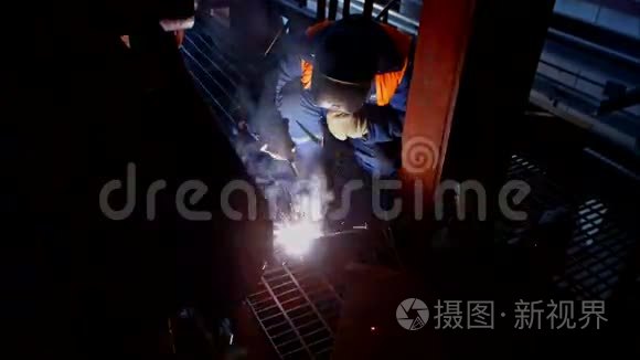 工业企业焊接工作视频