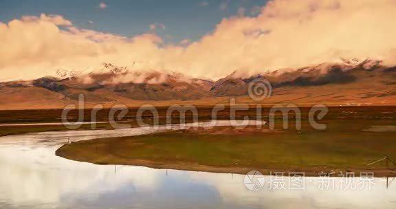 4k时间推移云团滚滚翻越西藏山，江河流淌草原。