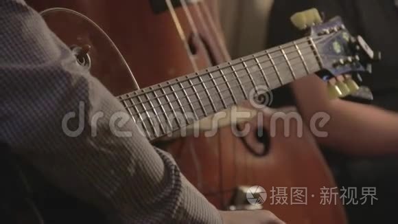 爵士吉他三重奏在舞台上演奏视频