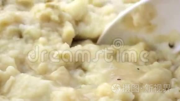 非常接近的土豆和韭菜汤被搅拌视频