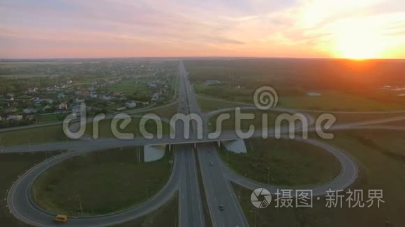 州际通勤交通过桥的空中透视图视频