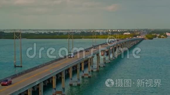 公路交通在跨海大桥上行驶视频