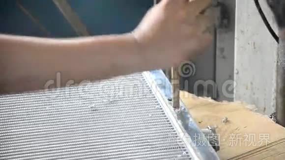 泰国人用钻机钻散热器视频
