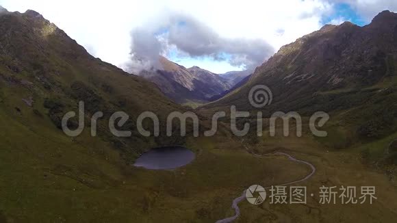 照相机飞过一个山湖视频