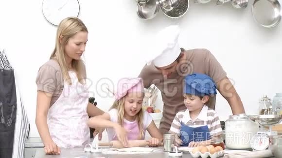 孩子们和父母一起烤饼干