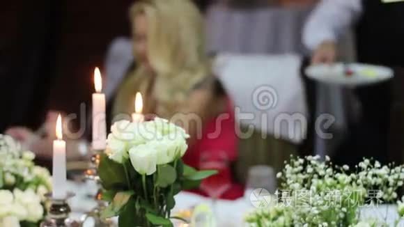 节日桌上放着蜡烛和白玫瑰视频