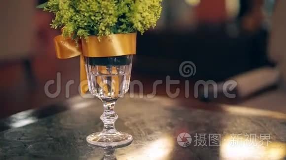 节日期间玻璃花瓶和花台装饰视频