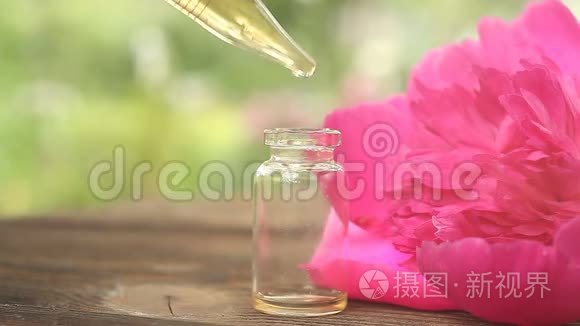 牡丹花在美丽的玻璃瓶中的精华视频