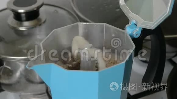 用意大利大莫卡咖啡泡咖啡视频