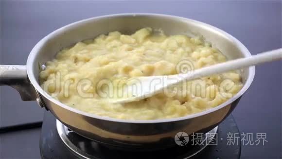 土豆韭菜汤锅搅拌视频