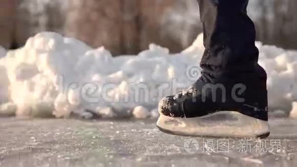 冰冻湖上的业余冰上滑冰运动员视频