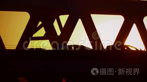 日落的汽车在桥上来往视频