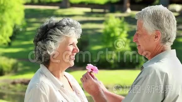 微笑成熟的男人给妻子送花