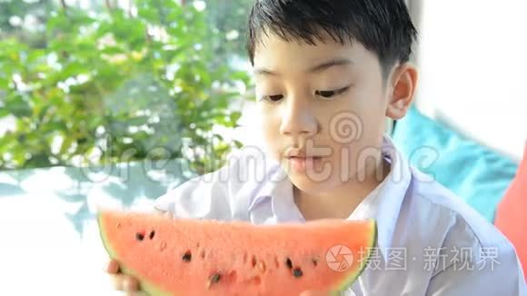 小亚洲可爱男孩吃熟西瓜视频