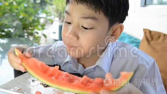 小亚洲可爱男孩吃熟西瓜视频