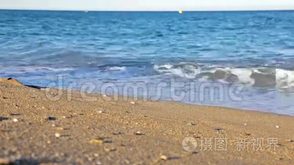赤脚女孩沿着海滩散步视频