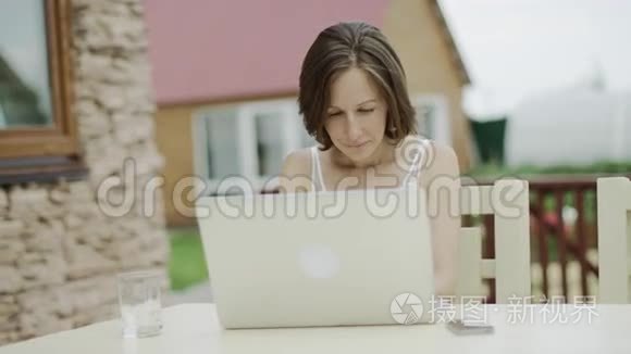 女人在笔记本电脑上聊天视频