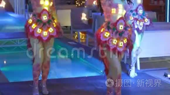 一群穿着节日服装跳舞的妇女视频