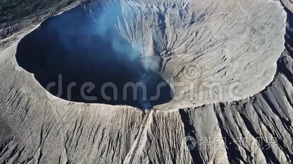 印度尼西亚东贾瓦的Bromo火山火山口。 从无人驾驶飞机俯视。 4K段