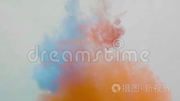 两种颜色的墨水滴在水里视频